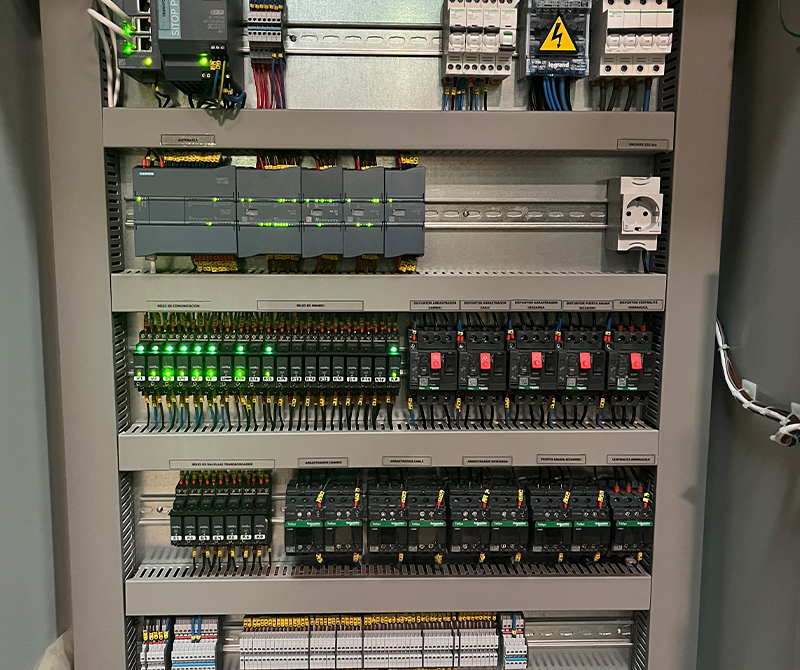 MANESA-Inicio-09 Detalle de cuadro eléctrico montado con componentes electrónicos