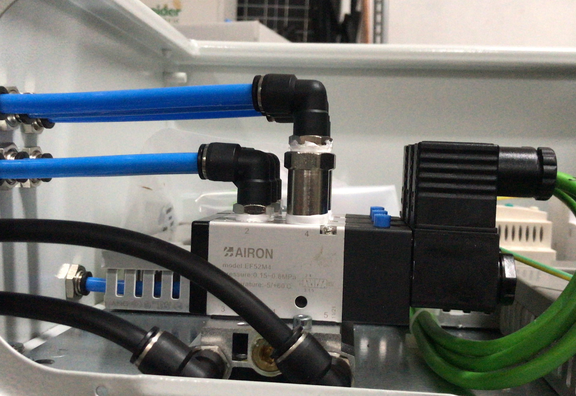 Sistema de electroválvula hidráulica en cuadro eléctrico